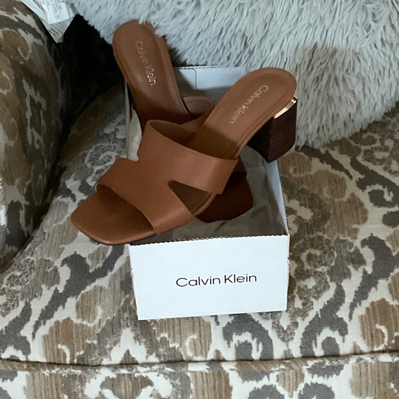 Calvin Klein - Picture 1 of 3